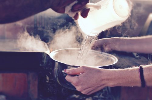 Perché è più facile lavare con l'acqua calda?