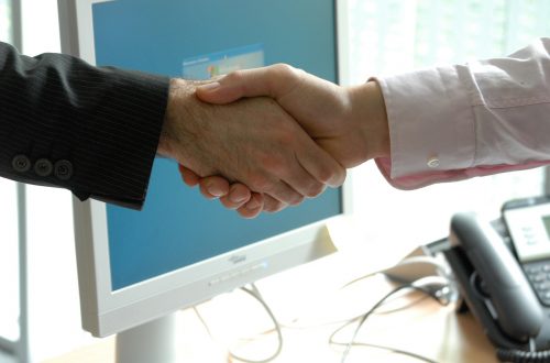 Perché si prende la scossa tra due persone?