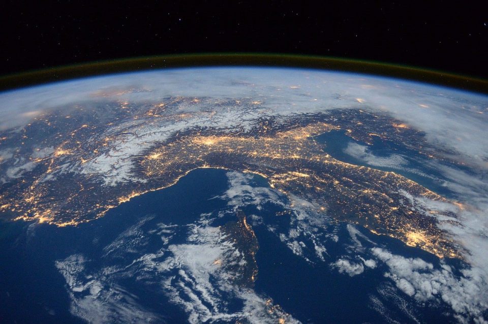 Perché non si “cade” se la terra è tonda ?
