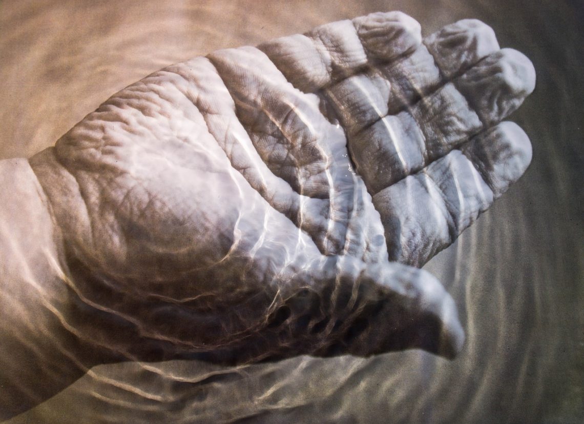 Perché le dita si raggrinziscono in acqua?