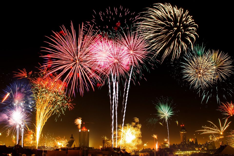 cosa-contengono-i-fuochi-d'artificio-e-come-fanno-a-esplodere